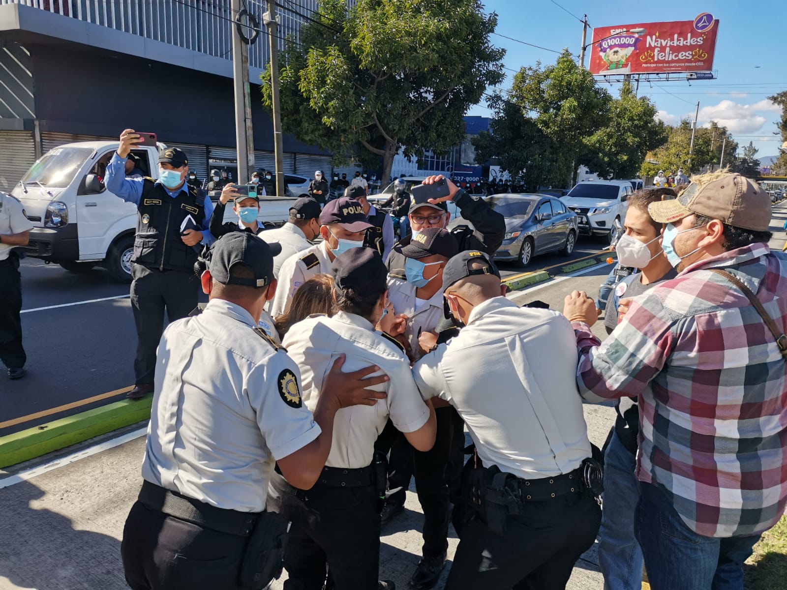 Los manifestantes que se apostaron en la Aguilar Batres fueron retirados por un contingente de la PNC. (Foto Prensa Libre: Juan Diego González)
