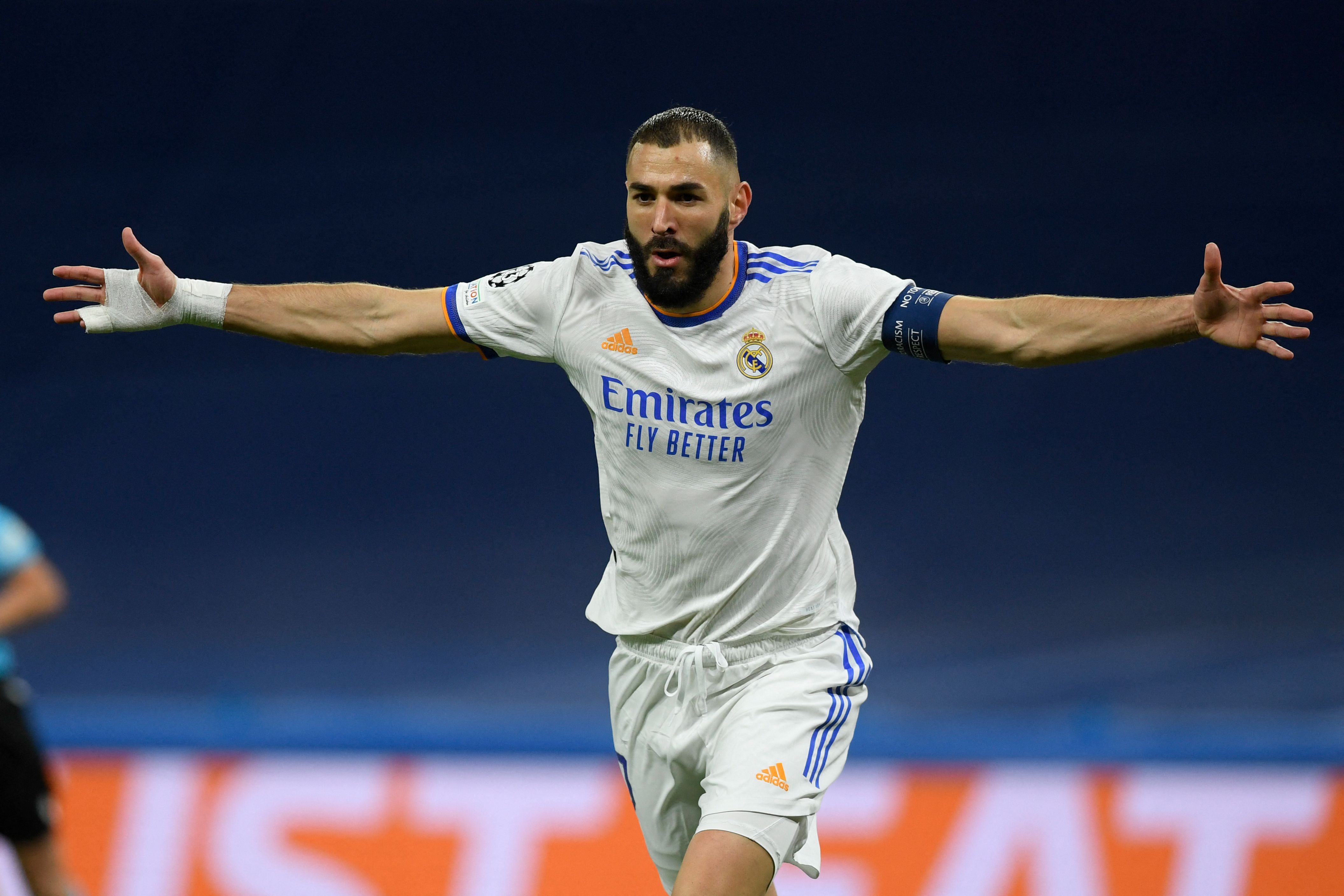 Karim Benzema celebra el gol que le anotó al Shakhtar Donetsk en el  Santiago Bernabéu y que se convierte en el mil del equipo en esta competición. Foto Prensa Libre: AFP.