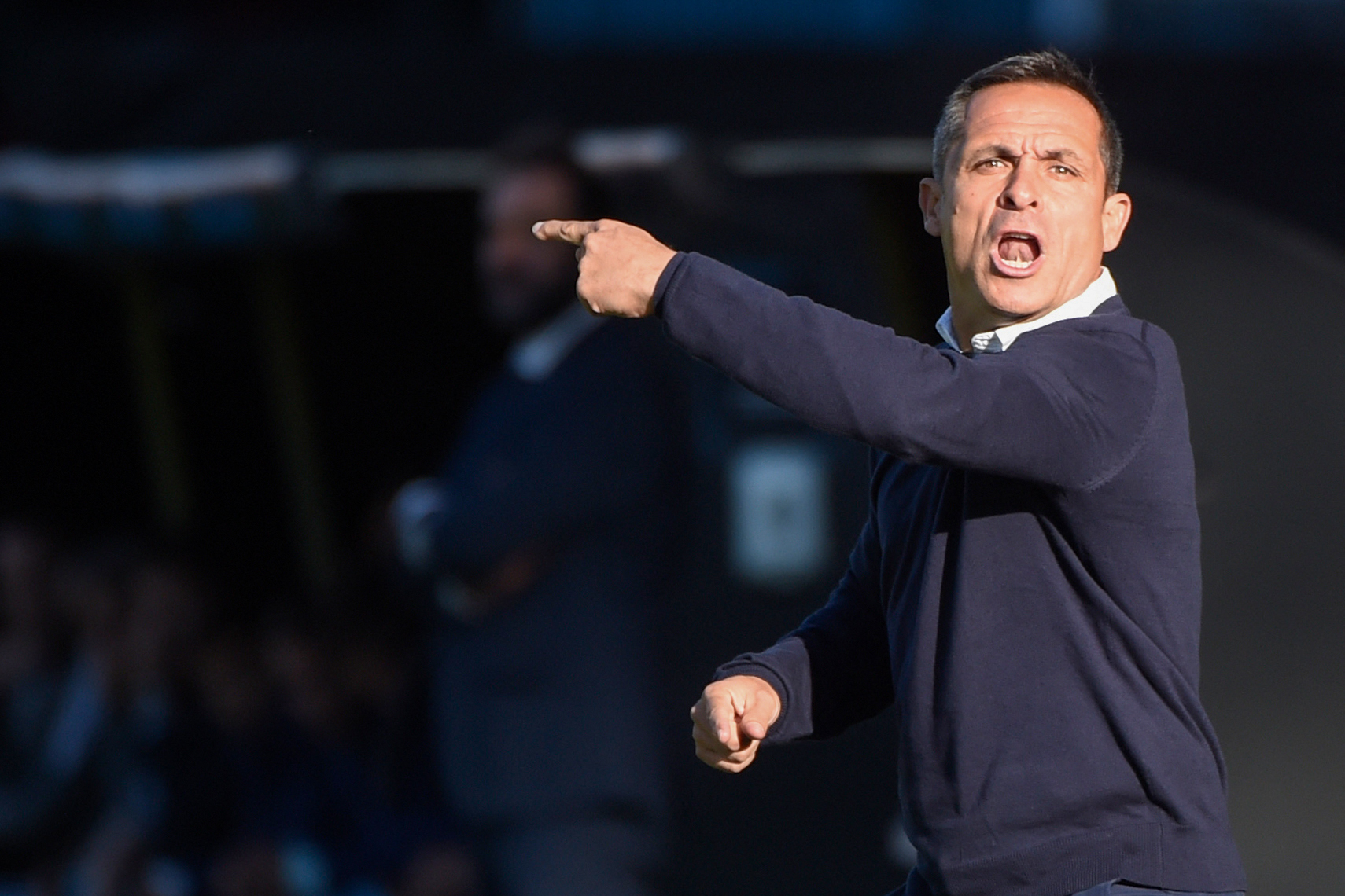 El exentrenador del Barcelona Sergi Barjuan dando instrucciones a sus exdirigidos ante el RC Celta de Vigo. (Foto Prensa Libre: AFP)