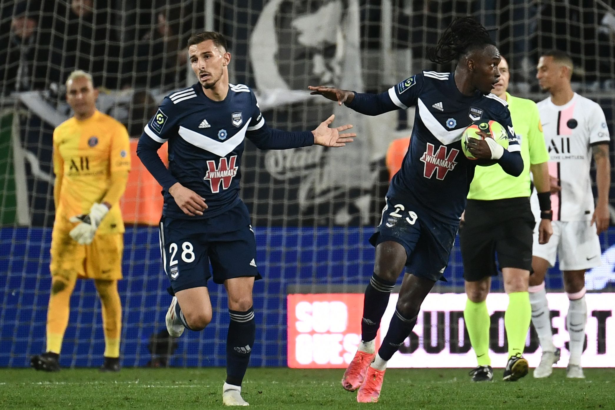 El portero del Paris Saint-Germain Keylor Navas ve al jugador hondureño del Burdeos Alberth Elis (d) celebrar con su compañero Remi Oudin (i) un gol para el FC Girondins de Bordeaux ante PSG. (Foto Prensa Libre: AFP)