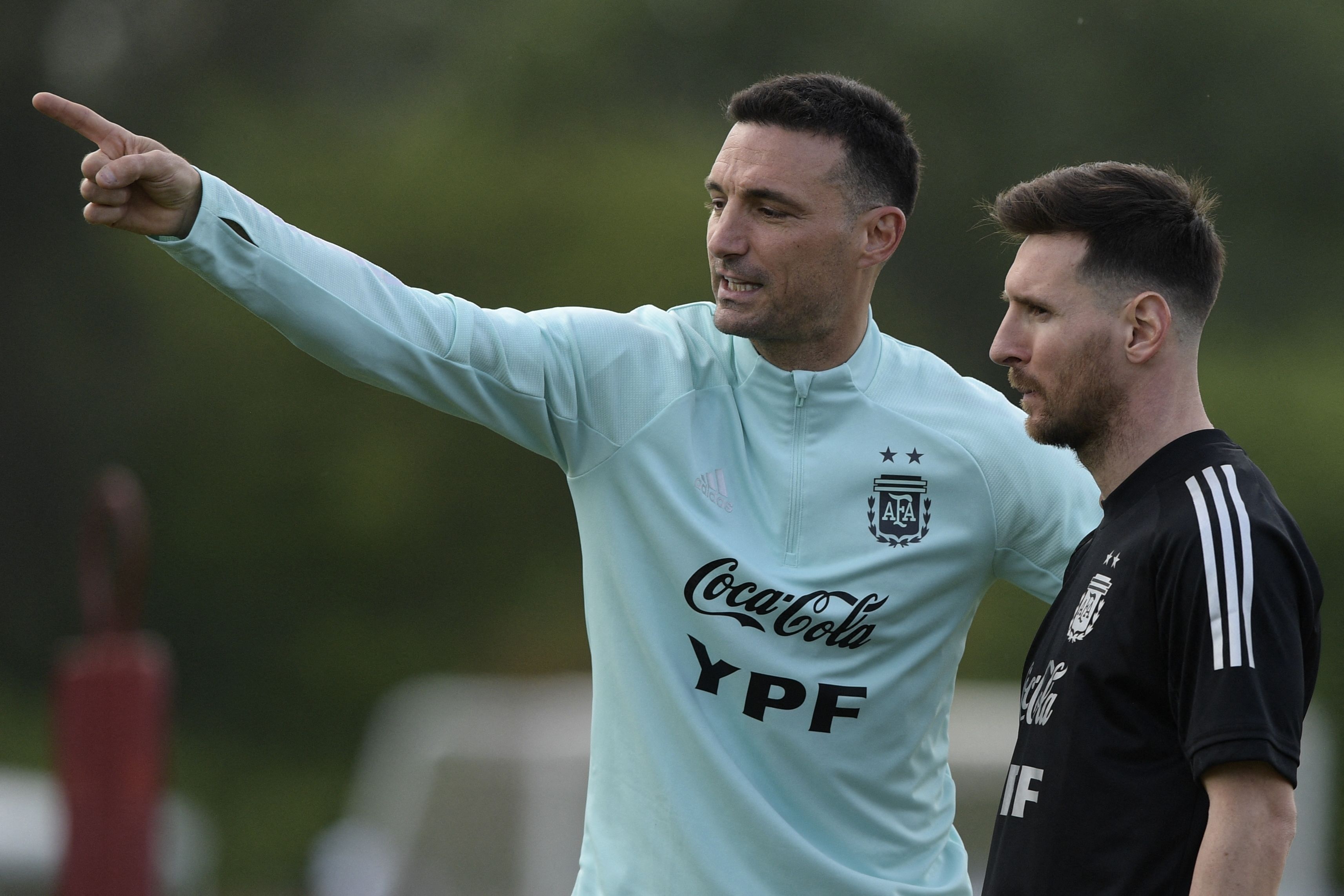 El técnico de la Selección de Argentina Lionel Scaloni (I) le da instrucciones a Lionel Messi durante un entreno en Ezeiza, Buenos Aires, en noviembre de 2021. Messi jugará los dos últimos juegos eliminatorios para Qatar 2022. Foto Prensa Libre: AFP.