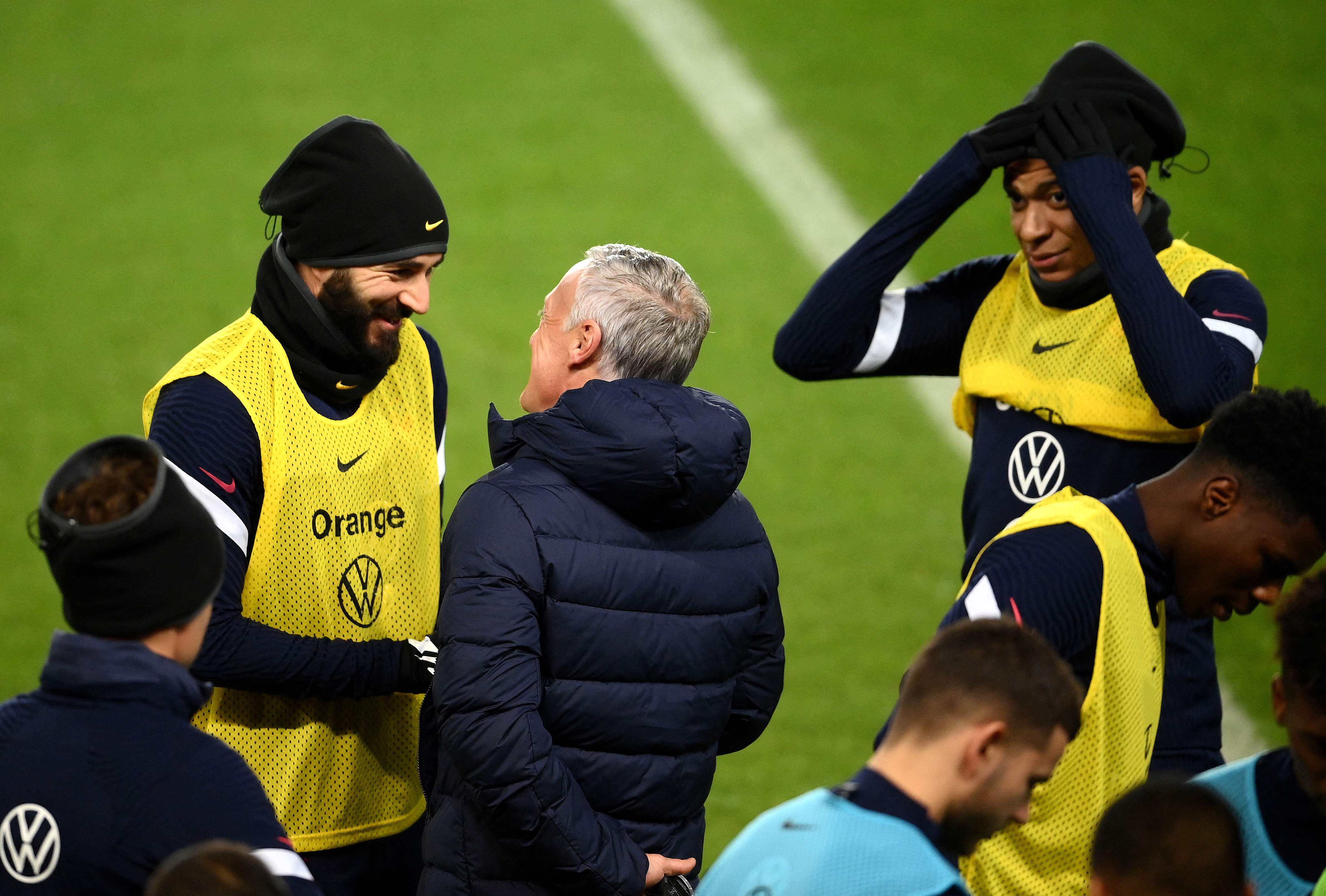 Karim Benzema conversa con Didier Deschamps en uno de  los entrenamiento de la Selección de Francia. (Foto Prensa Libre: AFP).