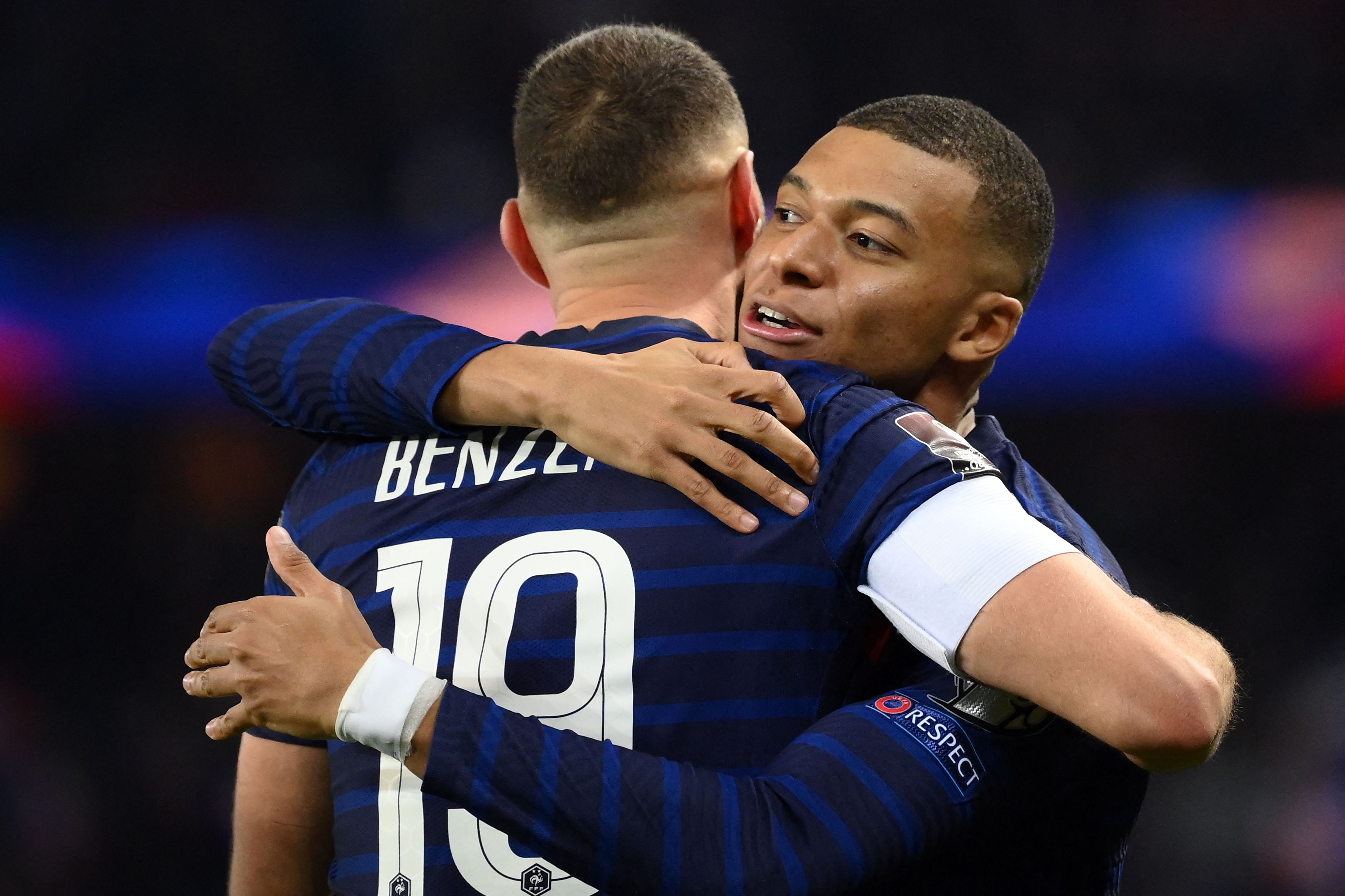 Los delanteros de Francia Karim Benzema (i) y Kylian Mbappe se felicitan luego de golear 8-0 a Kazajastán en el Parc des Princes. Los dos podrían coincidir en el Real Madrid en los próximos meses. (Foto Prensa Libre: AFP)