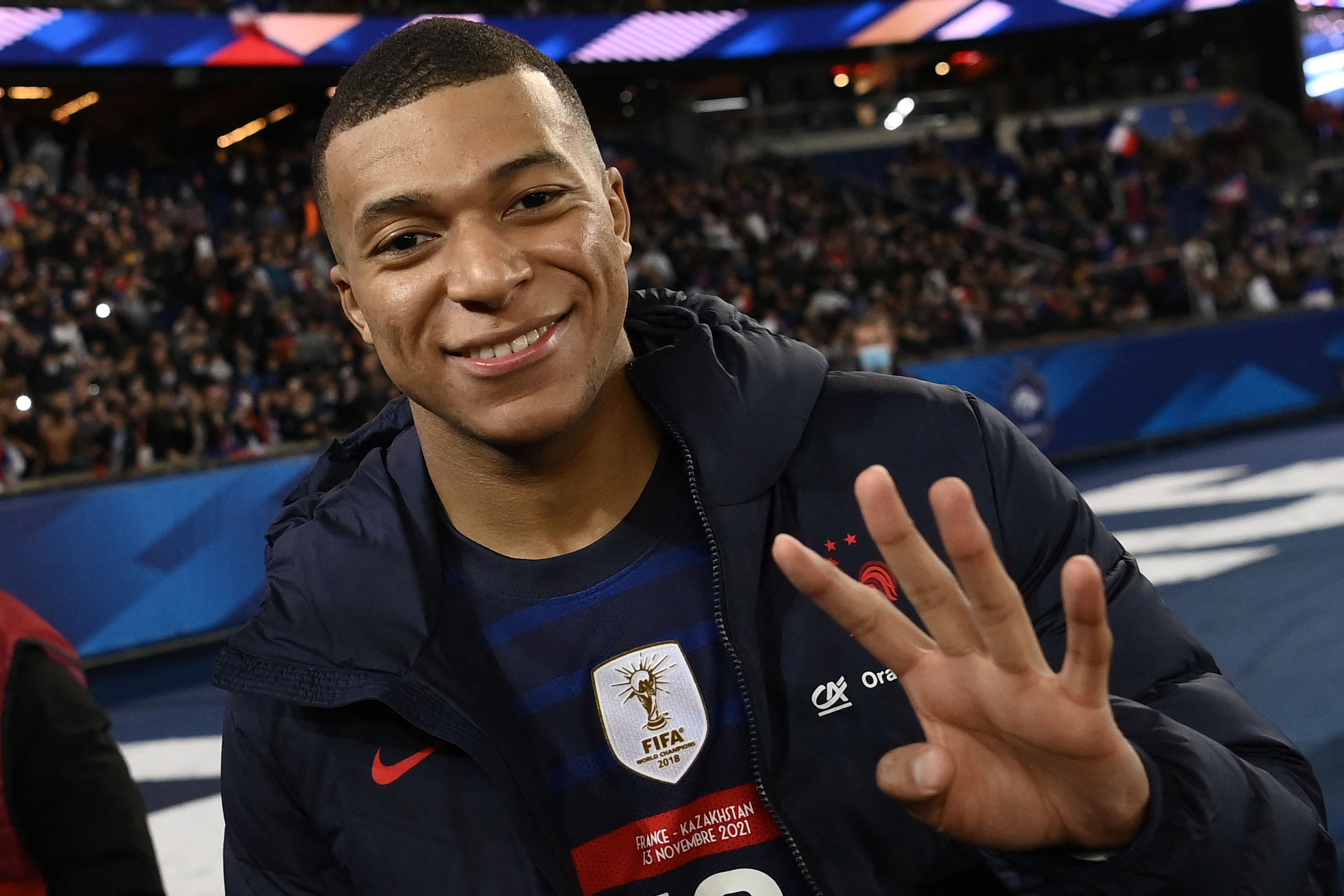 El delantero del PSG Kylian Mbappe al final del duelo ante Kazajastán en el Parc des Princes. (Foto Prensa Libre: AFP)