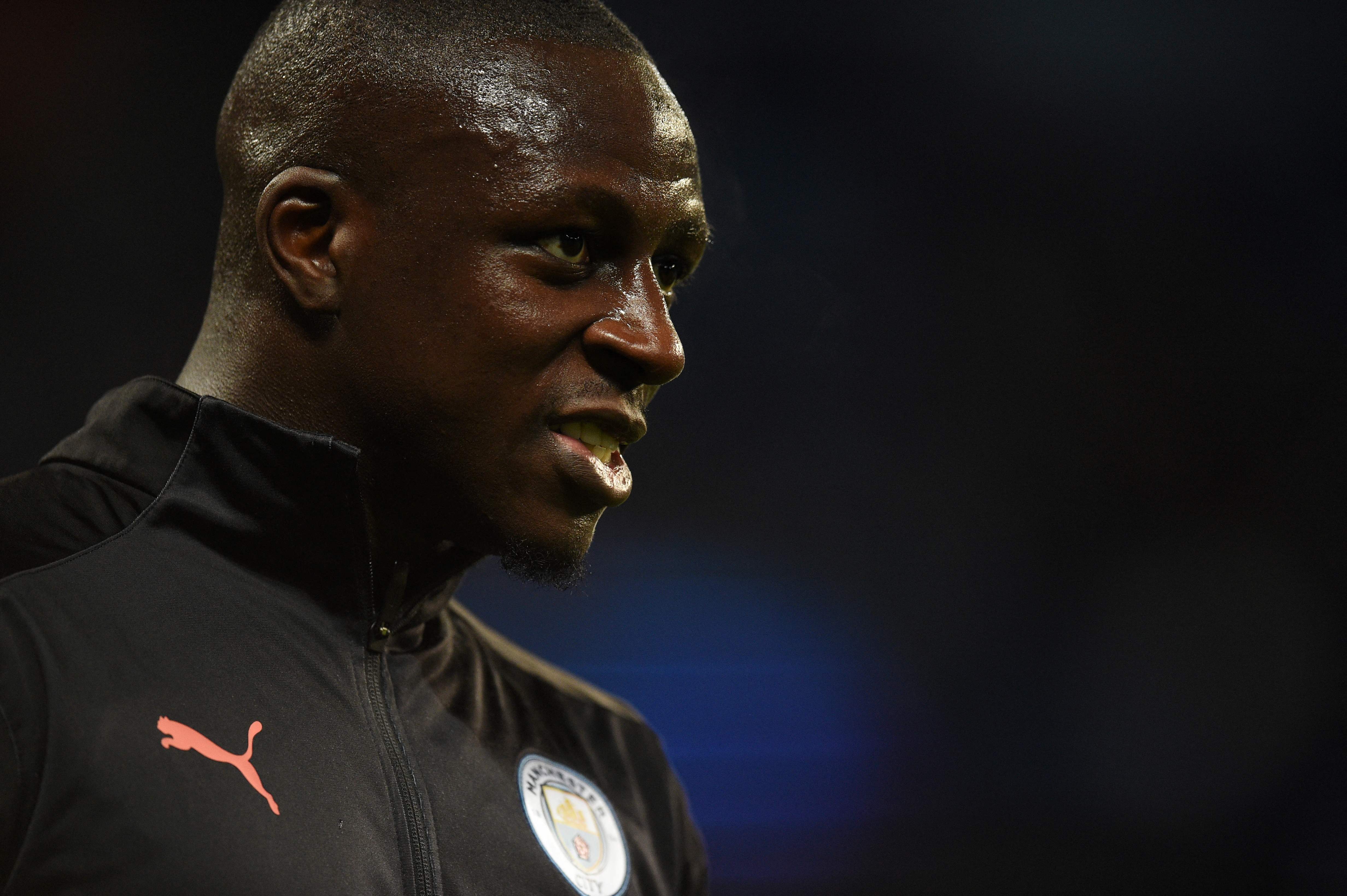 En esta foto, tomada en octubre de 2019, el defensa francés del Manchester City Benjamin Mendy entra en calor durante un juego de la Champions League. Este martes 16 de noviembre Mendy ha sido acusado de nuevos casos de violación. Foto Prensa Libre: AFP.