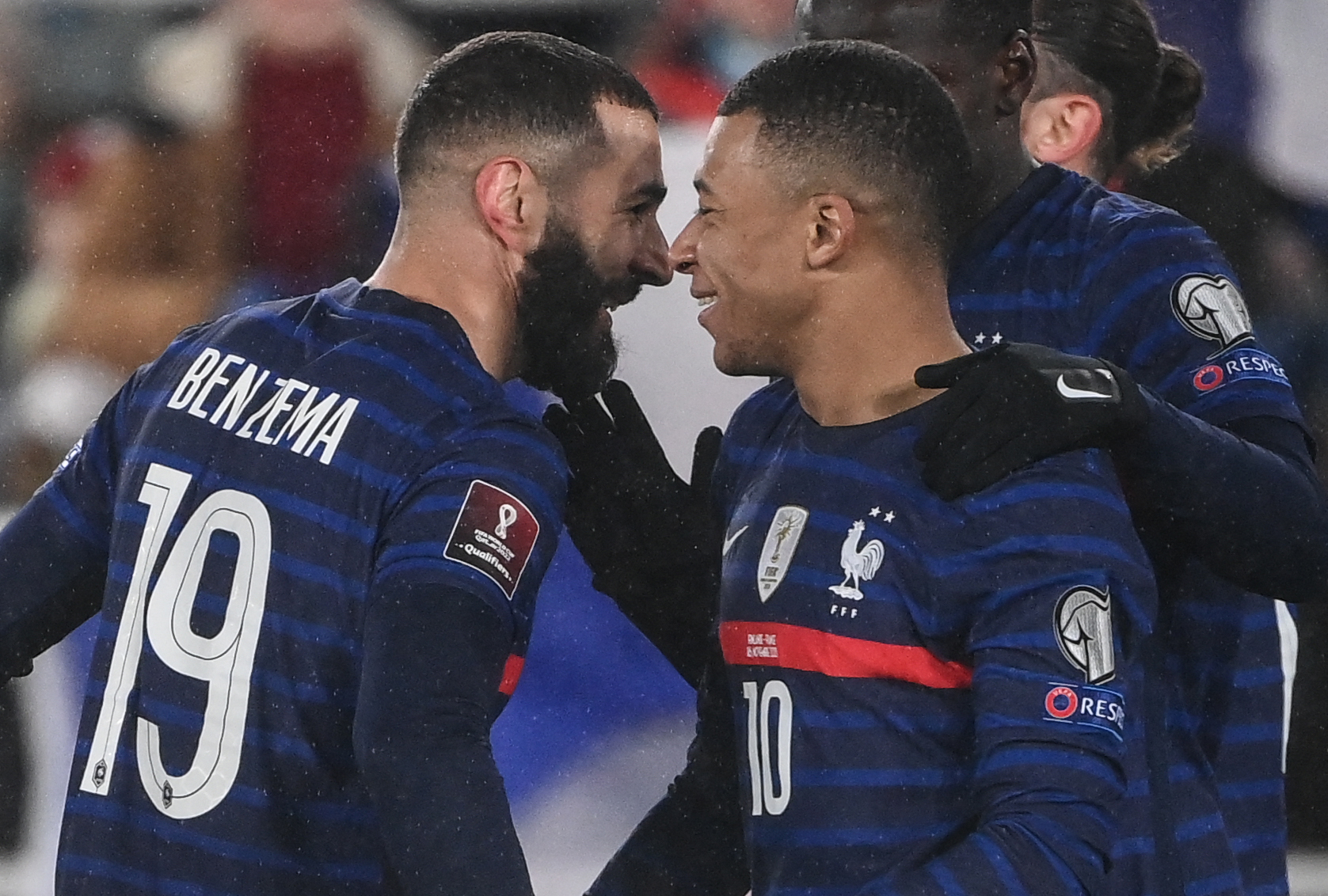 Los jugadores de Francia Karim Benzema y Kylian Mbappe en el Estadio Olímpico en Helsinki. (Foto Prensa Libre: AFP)