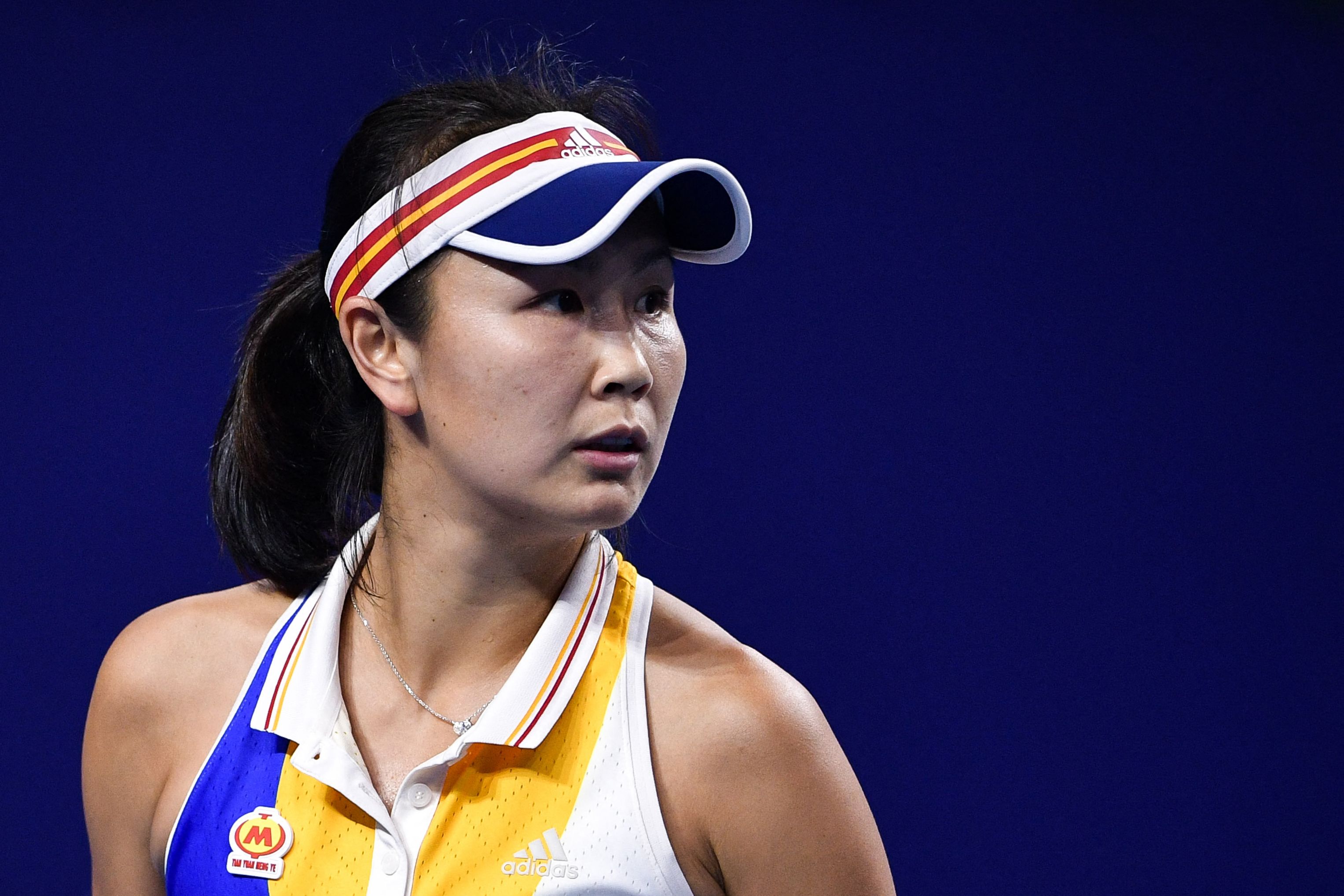 Foto del 3 de noviembre de 2017, la china Peng Shuai enfrentando a Elena Vesnina de Rusia en el Zhuhai Elite Trophy. (Foto Prensa Libre: AFP) 