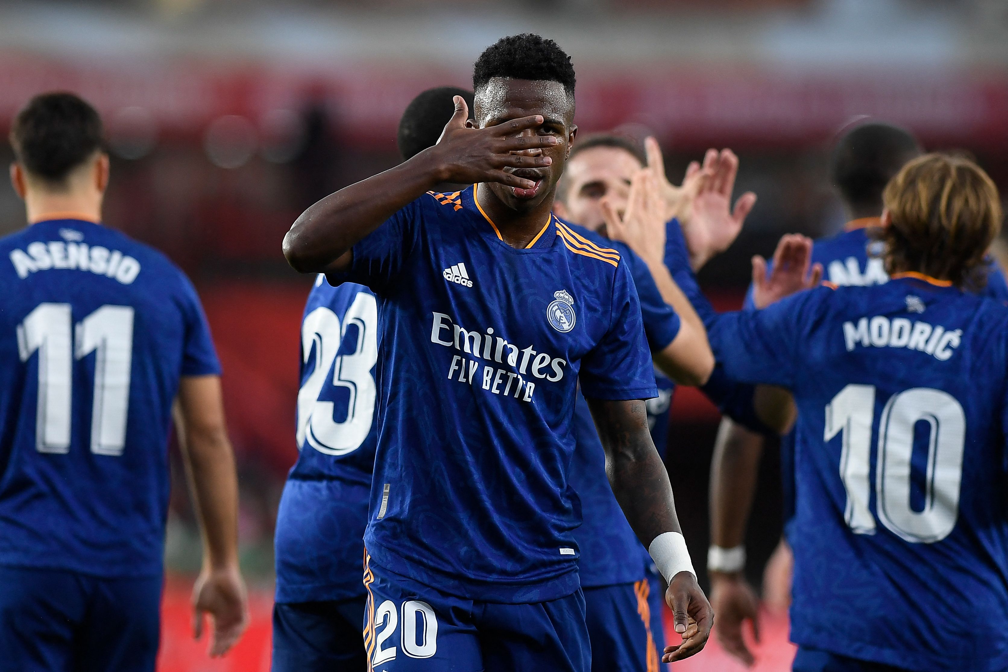 El jugador del Real Madrid Vinicius Junior celebra el tercer gol de su equipo al Granada FC Nuevo Los Cármenes.(Foto Prensa Libre: AFP)