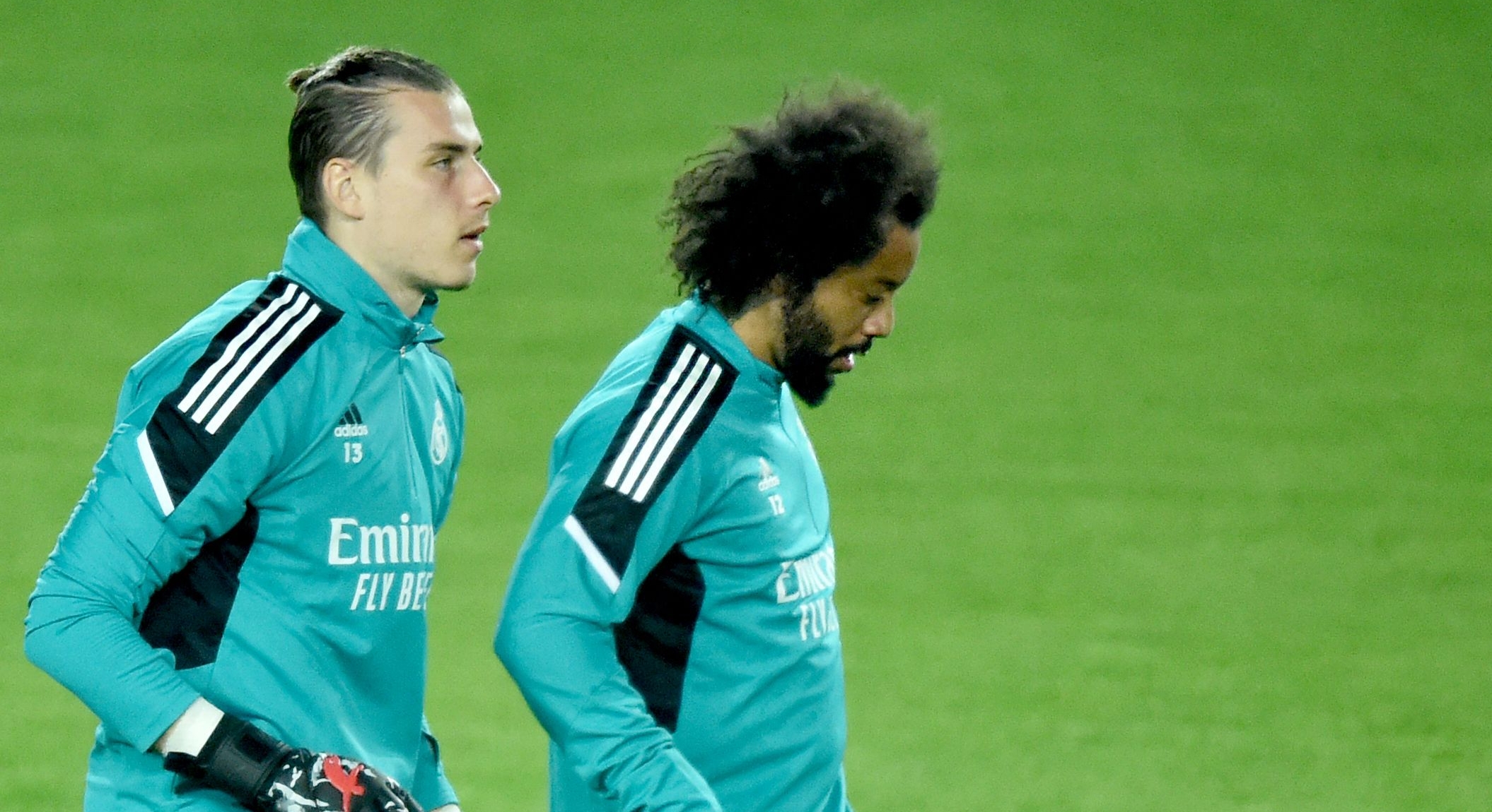 El portero ucraniano del Real Madrid Andriy Lunin junto a su compañero Marcelo durante un entrenamiento antes de medirse al Sheriff Stadium de Tiraspol en noviembre de 2021. (Foto Prensa Libre: AFP)