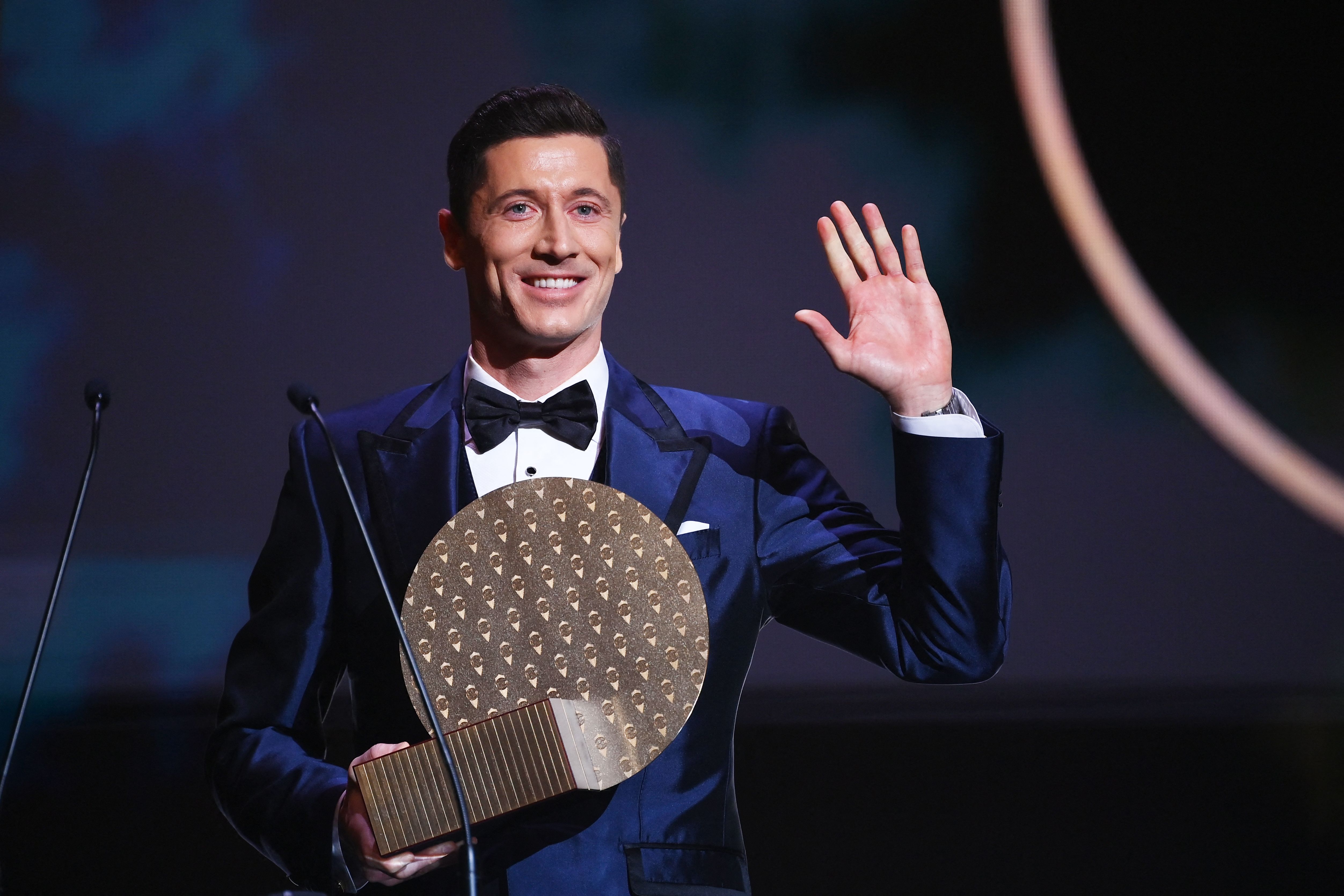 El delantero polaco del Bayern de Múnich Robert Lewandowski recibió el galardón "goleador del año" durante la gala del Balón de Oro. Es la primera vez que lo entregan. Foto Prensa Libre: AFP.