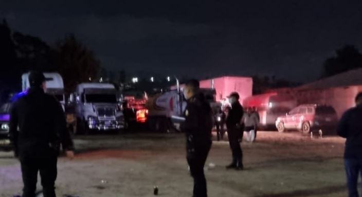 Autoridades resguardan el lugar donde un ataque armado dejó tres muertos en Xela. (Foto Prensa Libre: PNC)