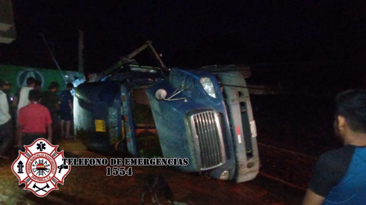 Un camión cisterna volcó en San Rafael Pacayá, Coatepeque, Quetzaltenango, y causó la muerte de una persona. (Foto Prensa Libre: CBMD)