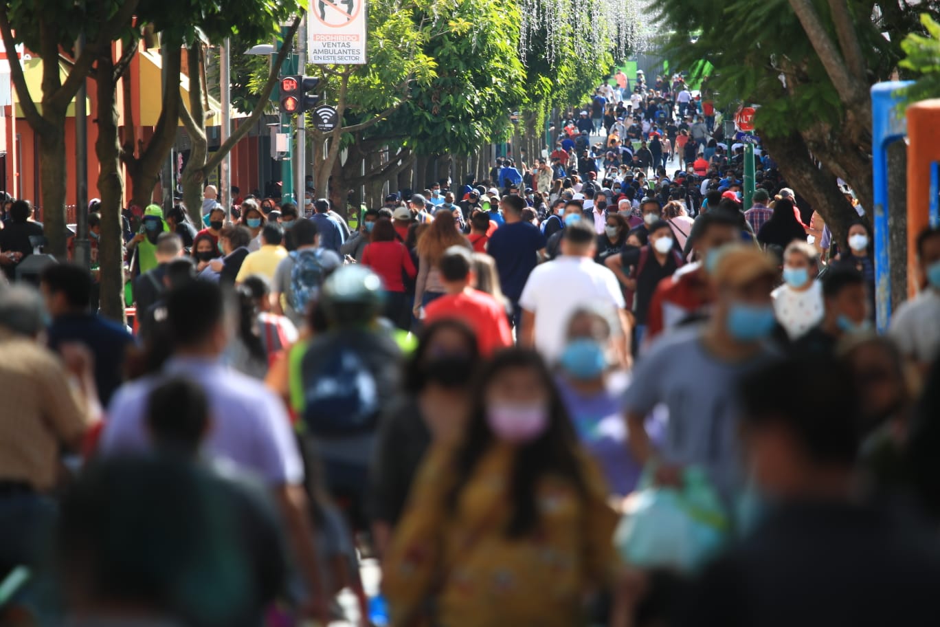 Miles de guatemaltecos acuden al Paseo Sexta Avenida de la zona 1. (Foto Prensa Libre: Carlos Hernández Ovalle) 