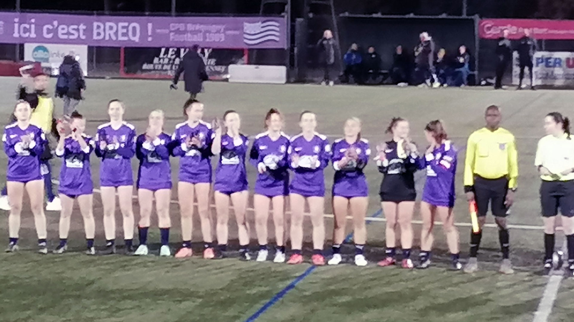 Las jugadoras del Bréquigny fueron provistas parcialmente de su uniforme por parte de la Federación Francesa de Futbol y en protesta salieron solo con playera a jugar. (Foto Prensa Libre: Twitter)