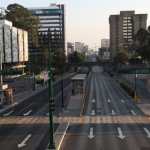 Para evitar la propagación del Coronavirus en Guatemala el gobierno ha decretado un toque de queda desde las 4 de la tarde hasta las 4 de la mañana por 8 días, esto ha dejado los lugares más concurridos de la capital desiertos en ese horario.
ÓSCAR RIVAS 26 03 2020