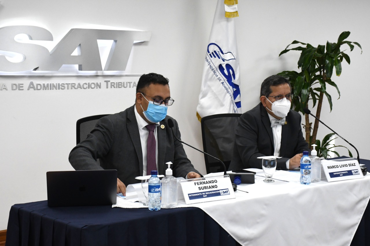 Fernando Suriano, intendente de Recaudación de la SAT y Marco Livio Díaz, jefe de la SAT indicaron los resultados del Sistema de Retenciones Web. (Foto Prensa Libre: Cortesía SAT)