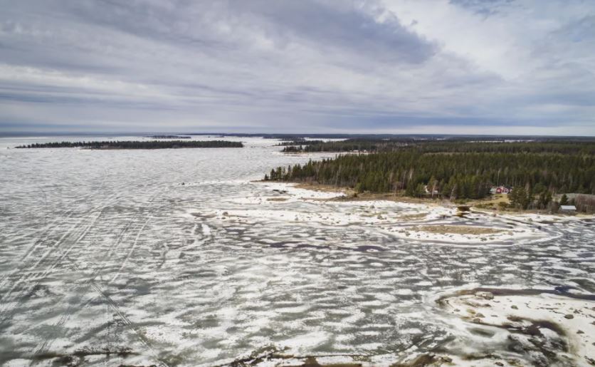 El tesoro podría estar escondido en algún lugar del sistema de cuevas de Sibbosberg, a 32 kilómetros al este de la capital finlandesa, Helsinki. (Foto Prensa Libre: AFP)