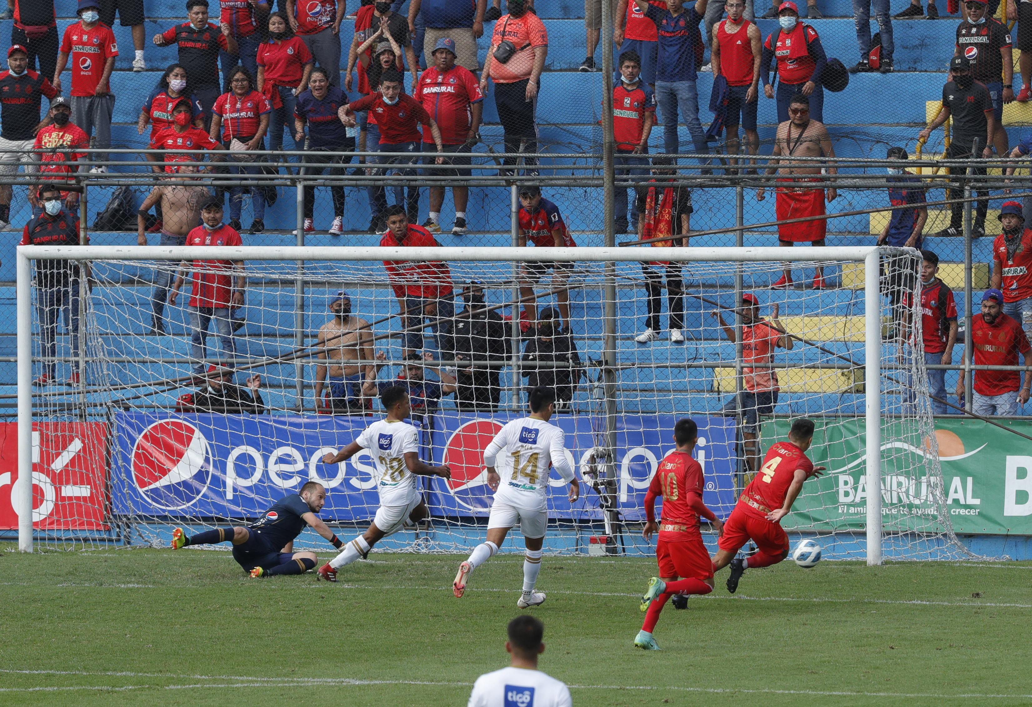 El Clásico 316 entre Municipal y Comunicaciones en el estadio El Trébol fue con afición. La Fedefut sancionó al comisario Gregorio Pineda por no reportar todos los incidentes que ocurrieron durante el juego. Foto Prensa Libre: Esbin García. 