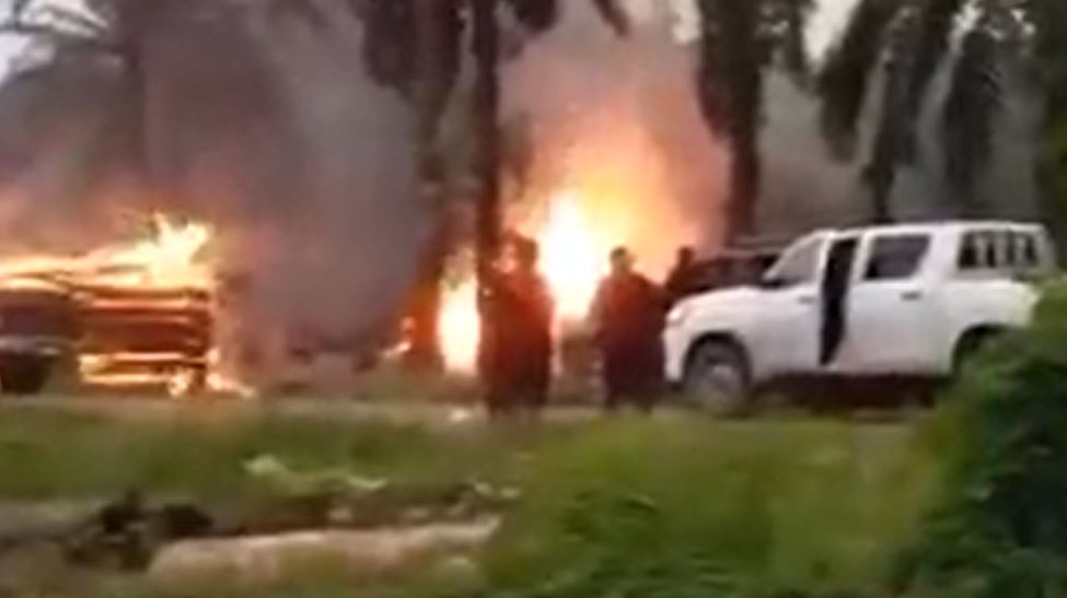 Algunas viviendas fueron incendiadas durante desalojo en finca de El Estor, Izabal. (Foto Prensa Libre: Tomada de redes sociales)