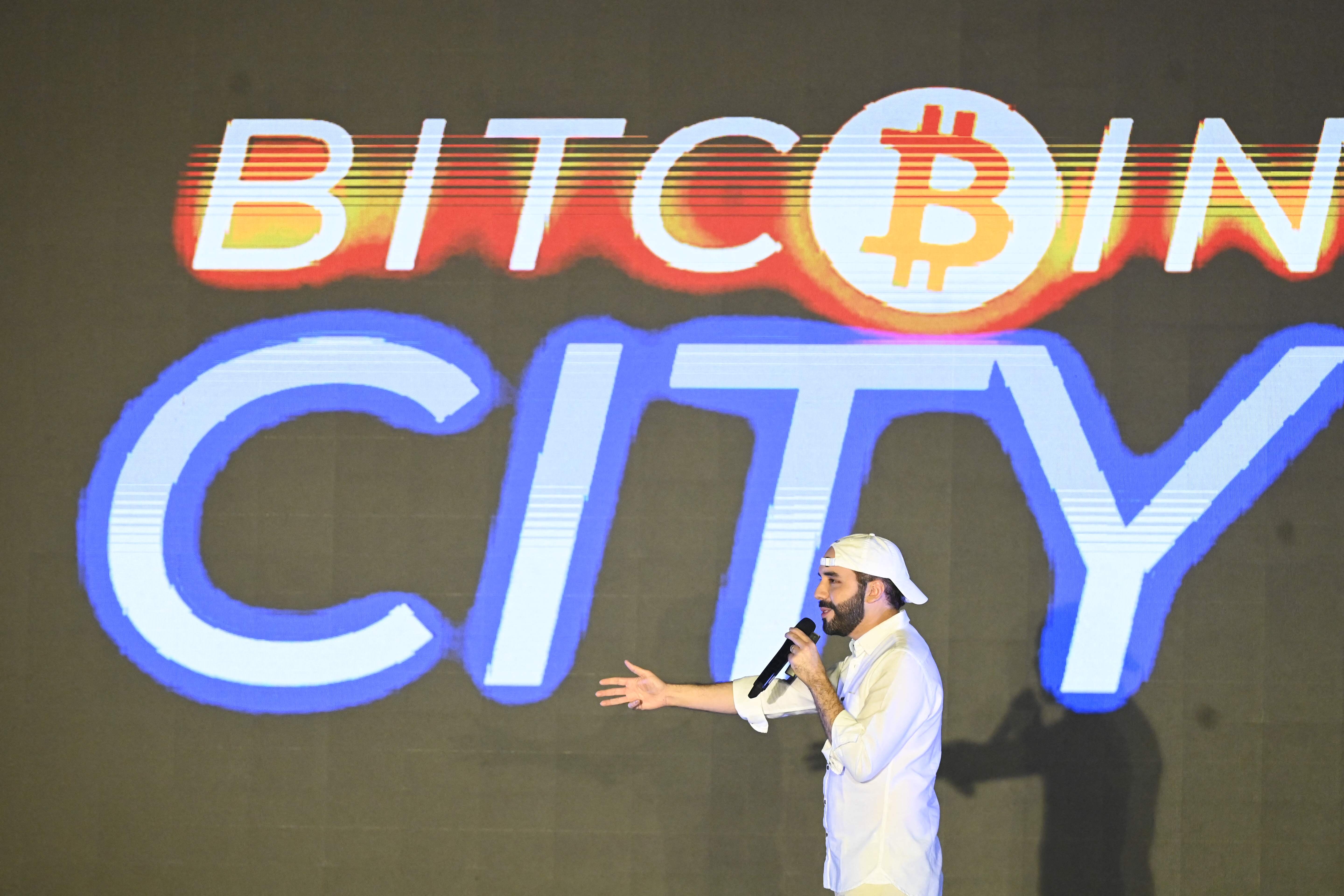 Nayib Bukele se reunió en El Salvador con empresarios y usuarios de criptomonedas para tratar detalles del funcionamiento de Bicoin en el país. (Foto Prensa Libre: AFP)