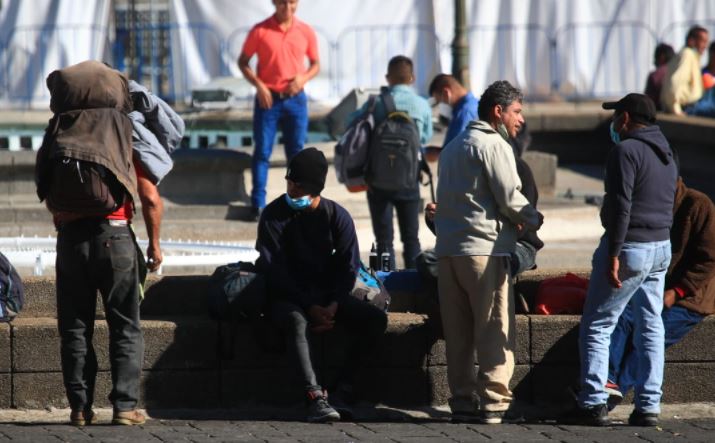 Guatemaltecos salen abrigados por los efectos de las bajas temperaturas. (Foto Prensa Libre: Carlos Hernández) 