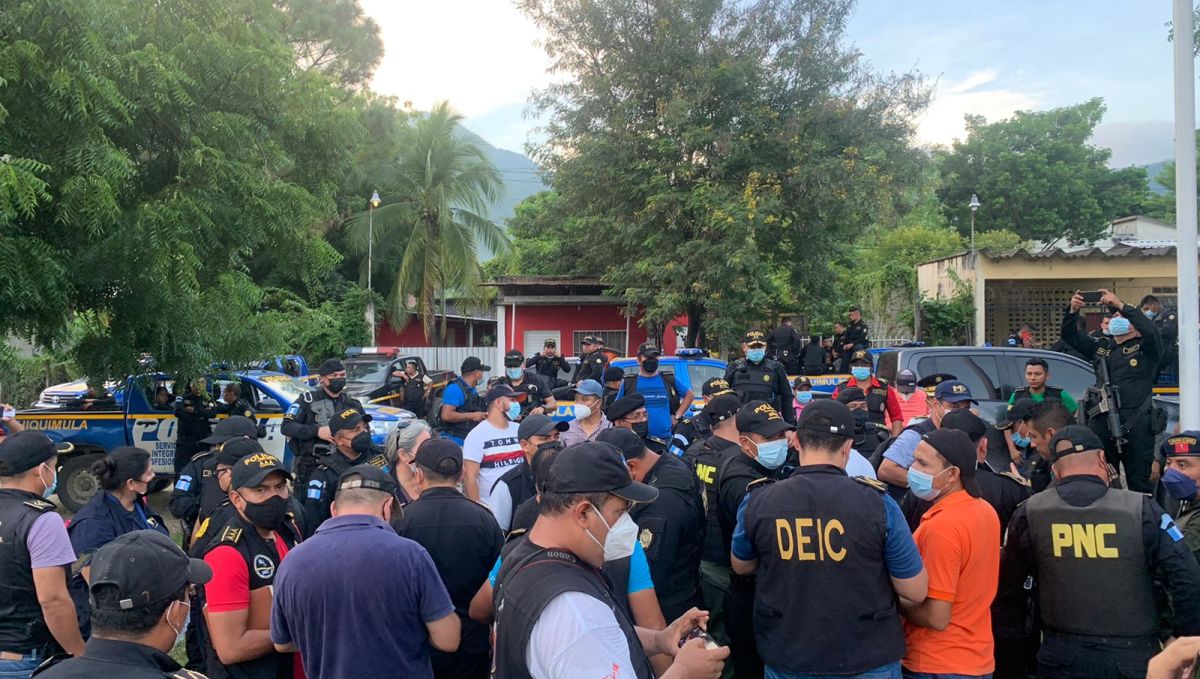 Autoridades llegan el domingo 24 de octubre del 2021 a El Estor, durante el estado de Sitio. (Foto, Prensa Libre: Hemeroteca PL). 