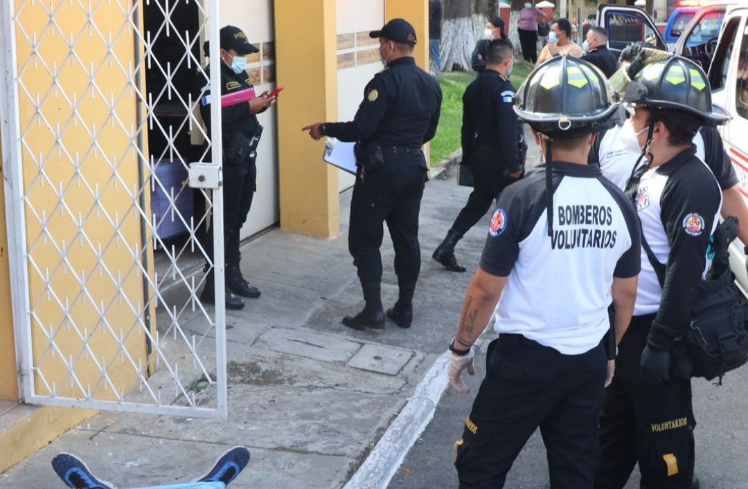 Dos hombres perdieron la vida a balazos en una vivienda de la colonia Lourdes, zona 16. (Foto Prensa Libre: Bomberos Voluntarios) 