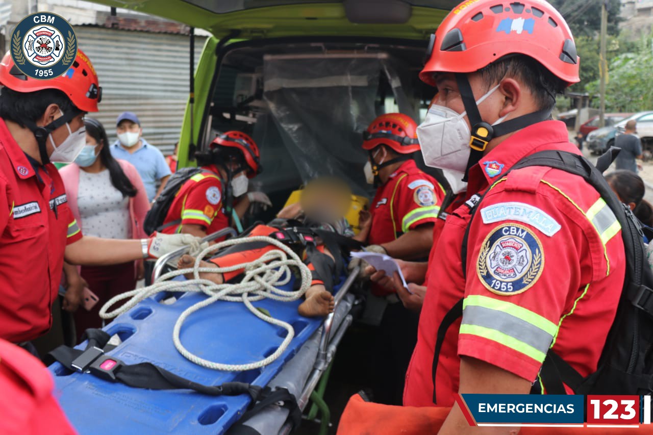 Bomberos Municipales trasladan al Hospital San Juan de Dios a un niño con fracturas en las piernas quien cayó en un barranco en la zona 7 capitalina. (Foto: Bomberos Municipales) 