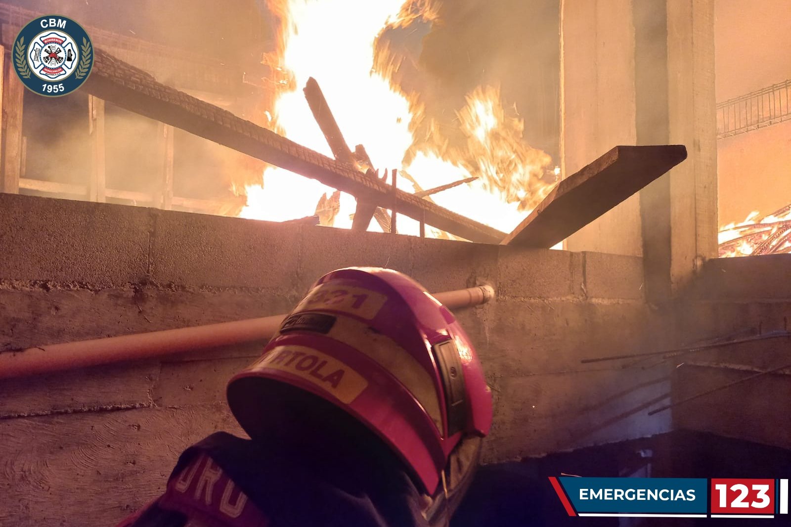 Edificio se incendia en la zona 10 capitalina. (Foto: Bomberos Municipales)