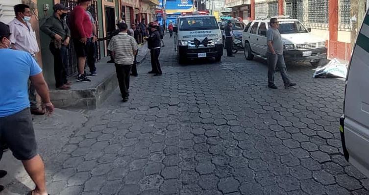 Hombre muere baleado frente a iglesia evangélica en Sanarate, El Progreso. (Foto Prensa Libre: Bomberos Municipales Departamentales)