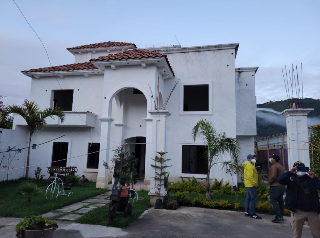 Una de las casas allanadas por las autoridades en el caso Nahualá, de red de tráfico de migrantes. (Foto Prensa Libre: MP)