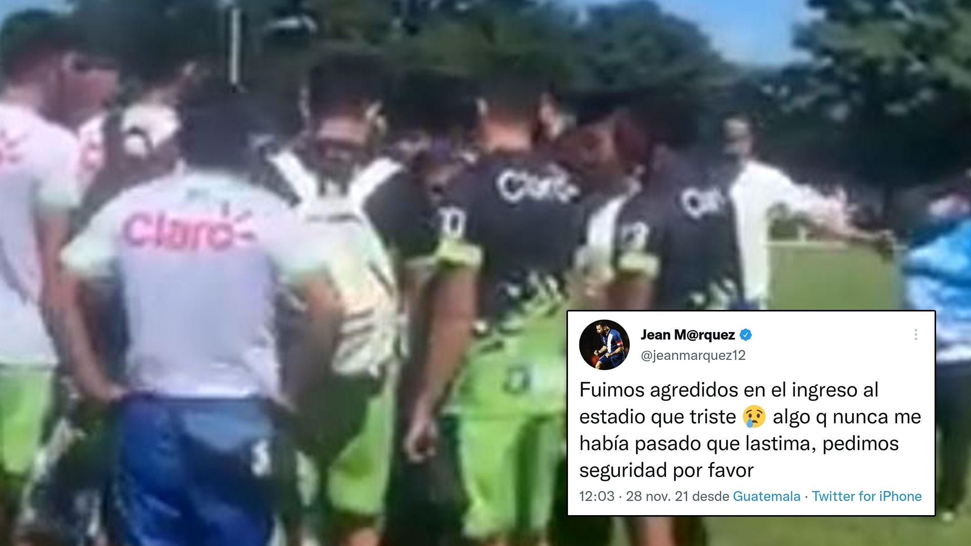 Los jugadores de Mixco en el centro del campo del Estadio La Asunción mientras Neto Bran cuenta lo que sucedió. (Foto Prensa Libre: Youtube)