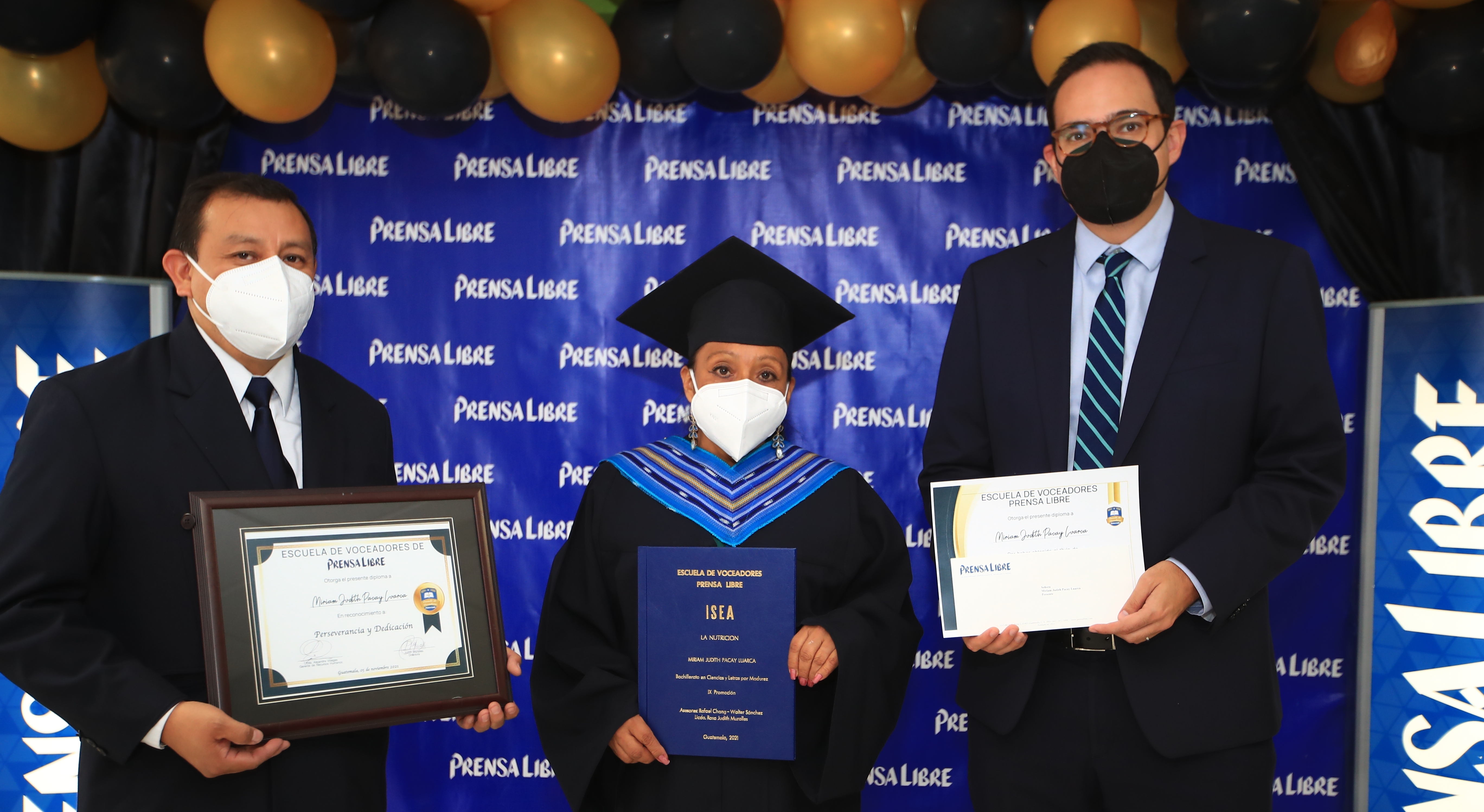 Once bachilleres se graduaron en la promoción 2021 de la Escuela de Voceadores de Prensa Libre. Christian Blank, gerente general de Prensa Libre, participó en el evento. (Foto Prensa Libre: Carlos Hernández Ovalle)