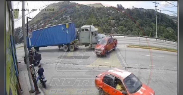 Cámara capta accidente de tráiler y picop en el kilómetro 13 ruta al Atlántico. (Foto Prensa Libre: Captura de video)  