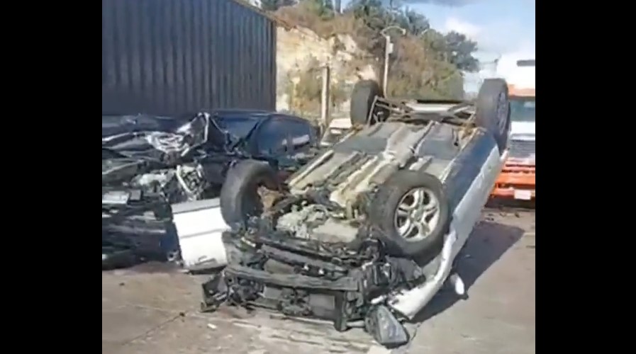 Dos personas heridas deja el choque de un tráiler y dos automotores más en la ruta al Atlántico, kilómetro 11. (Foto Prensa Libre: Captura de video)