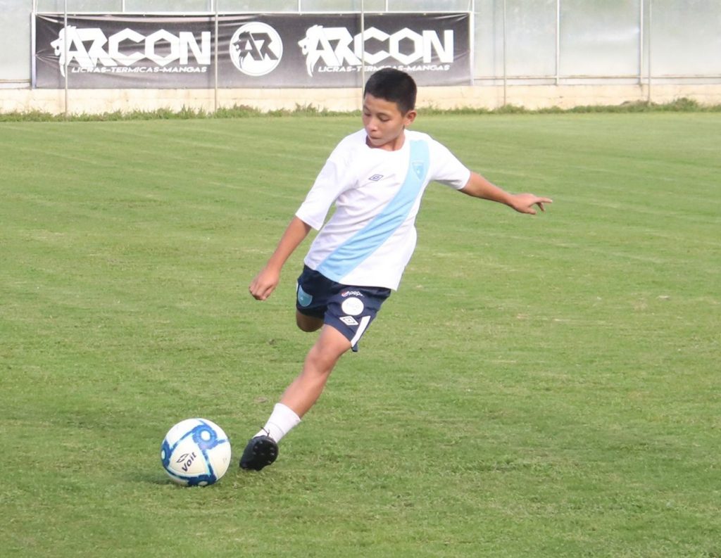 Jorge Pirir víctima de un hecho armado donde perdió a sus padres participa en un curso de vacaciones de futbol en la Fedefut. (Foto Prensa Libre: Fedefut)