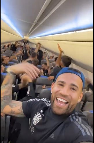 Nicolás Otamendi, defensor de la Selección Argentina, fue el encargado de grabar la celebración íntima en el avión por la clasificación al Mundial de Qatar 2022. Foto captura de pantalla.