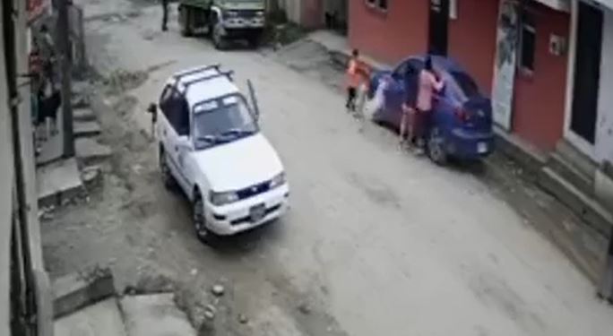 Momento en que un perro ataca a niña y su mascota en Cobán. (Foto Prensa Libre: Tomada de video de Noticias de la Verapaz)