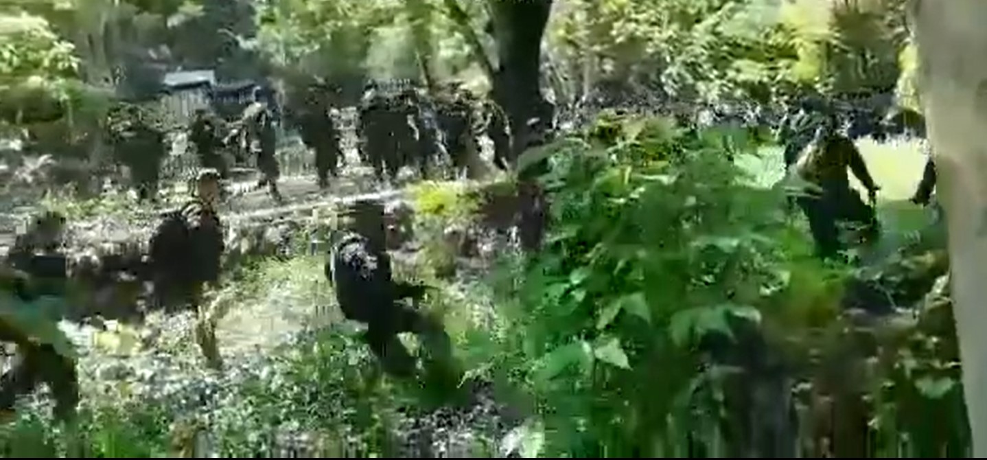 Supuestos invasores de una finca en Purulhá, Baja Verapaz, recibieron a balazos a la Policía Nacional Civil que llegó con una orden judicial para desalojarlos. (Foto Prensa Libre: Captura de video) 