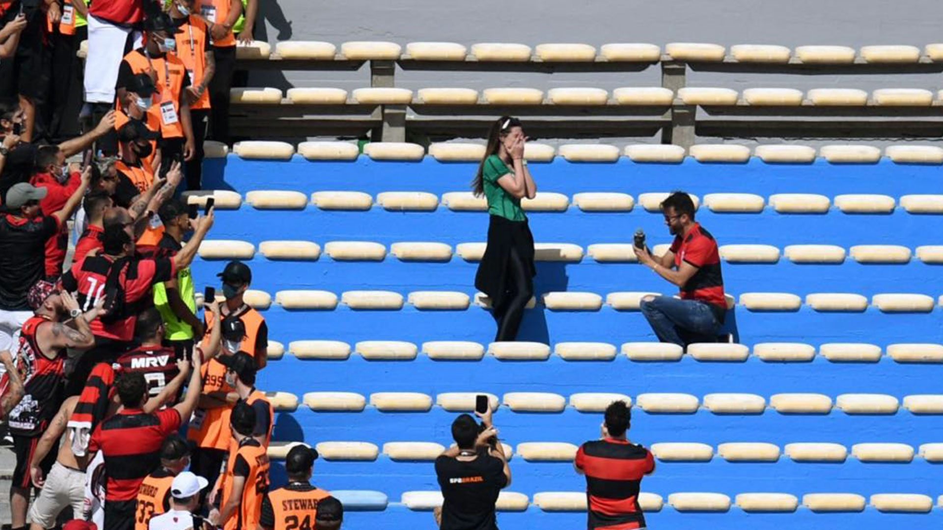 El momento exacto en que en la final de la Copa Libertadores, un aficionado de Flamengo le pidió casarse a su novia que le va al Palmeiras. (Foto Prensa Libre: Conmebol Libertadores twitter)