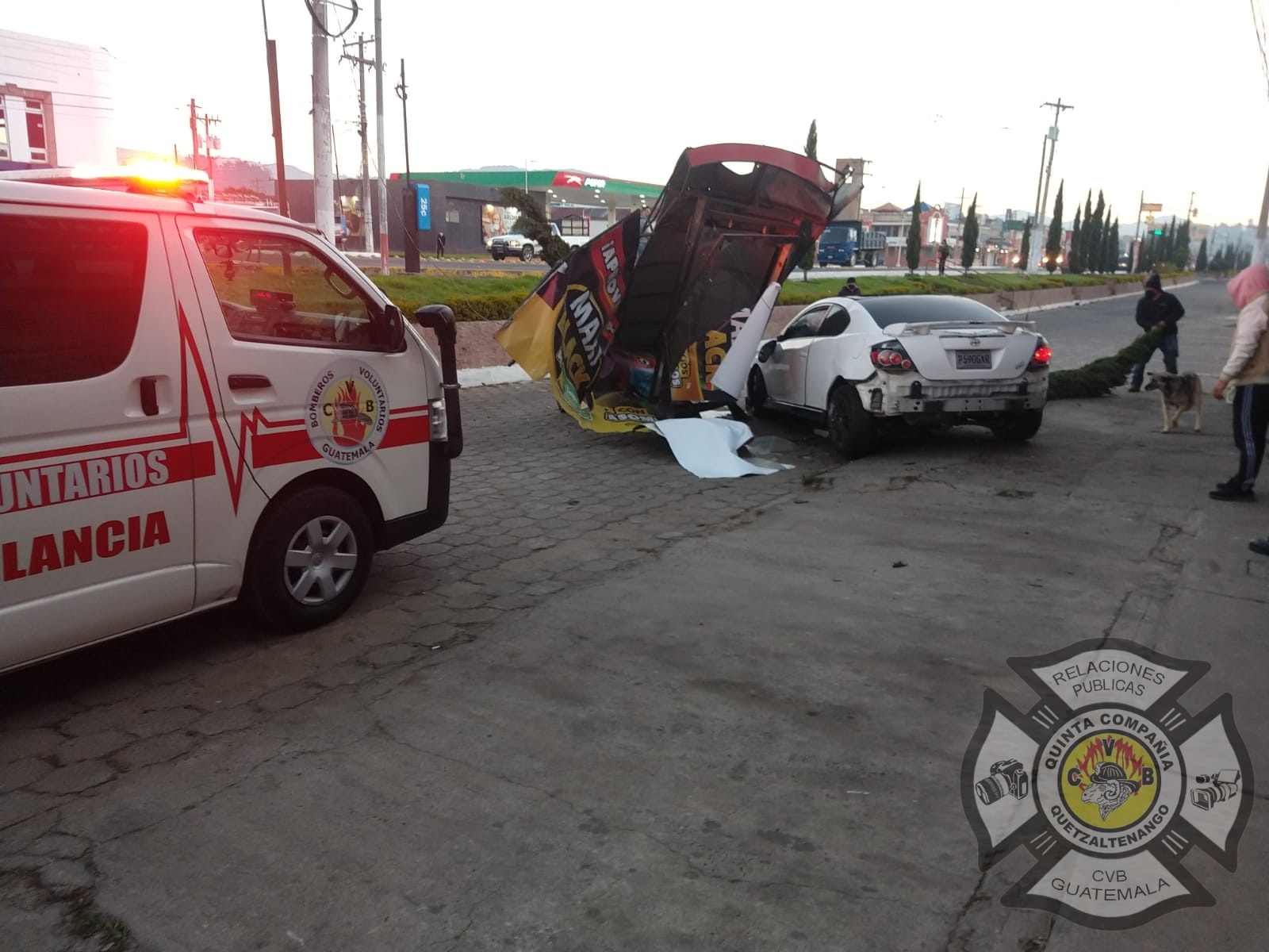 Un automovilista destruyó una parada de bus y arrancó un árbol durante un aparatoso accidente en la calzada La Independencia de Quetzaltenango. (Foto Prensa Libre: CBV)  