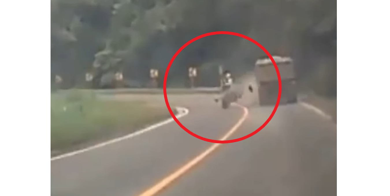 Cámara de un automóvil registra el accidente de un motorista que choca con un camión en la ruta a las Verapaces. (Foto Prensa Libre: Captura de video)