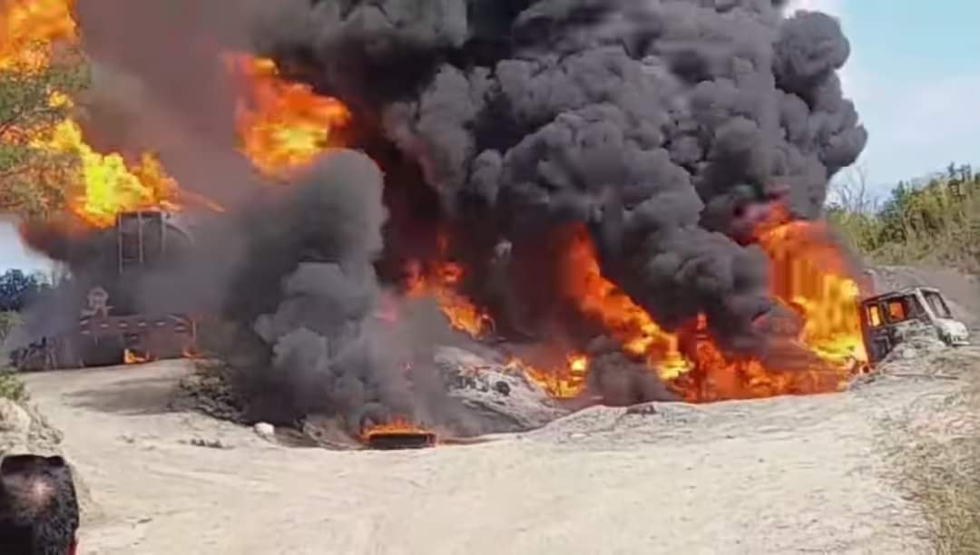 Se incendia cabezal que transportaba un cisterna cargado con combustible en Nentón, Huehuetenango. (Foto Prensa Libre: NCastillo/Facebook)