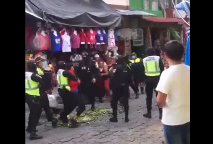 Vendedores informales y policías municipales de tránsito protagonizaron una trifulca durante un operativo para retirar a vendedores ambulantes de las calles. (Foto Prensa Libre: Captura de video) 