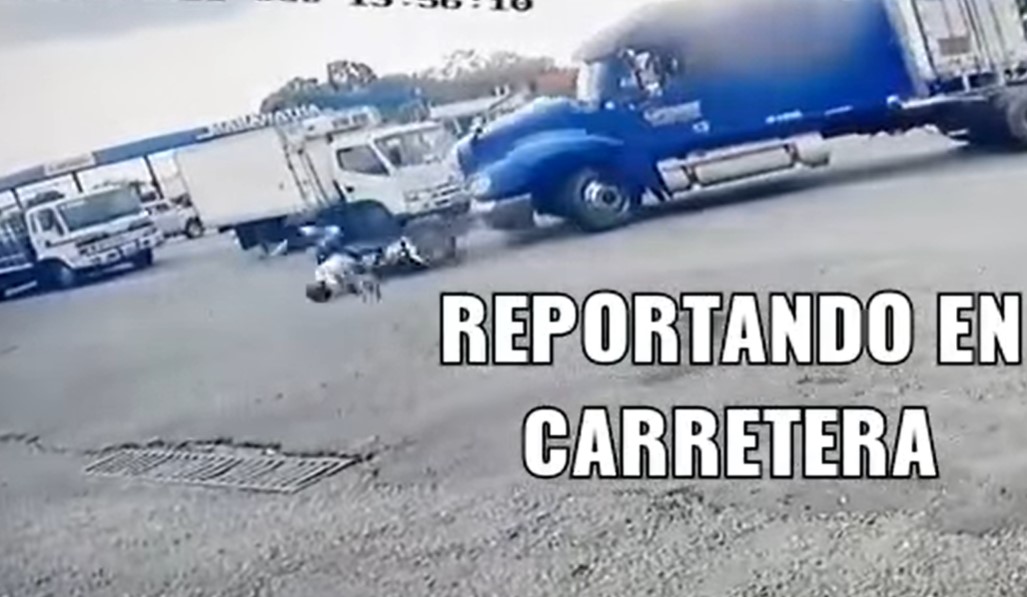 Choque entre una moto y un tráiler en San Antonio Suchitepéquez dejó dos heridos reportaron los cuerpos de socorro. (Foto Prensa Libre: Captura de pantalla)