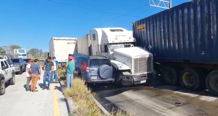 Tráiler irrumpe en lugar donde grúas trabajaban para retirar otro tráiler volcado y arrolla a una camionetilla.