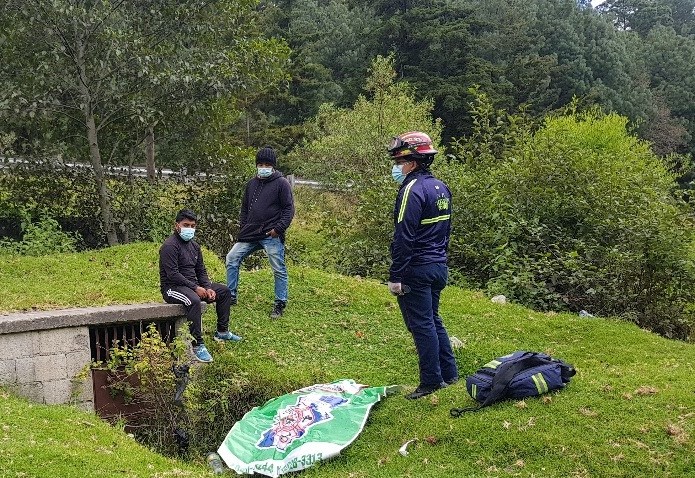 A la orilla de un riachuelo en Tecpán, Chimaltenango, pastores de vacas encontraron el cadáver de un recién nacido. (Foto Prensa Libre: CBMD/Tecpán)