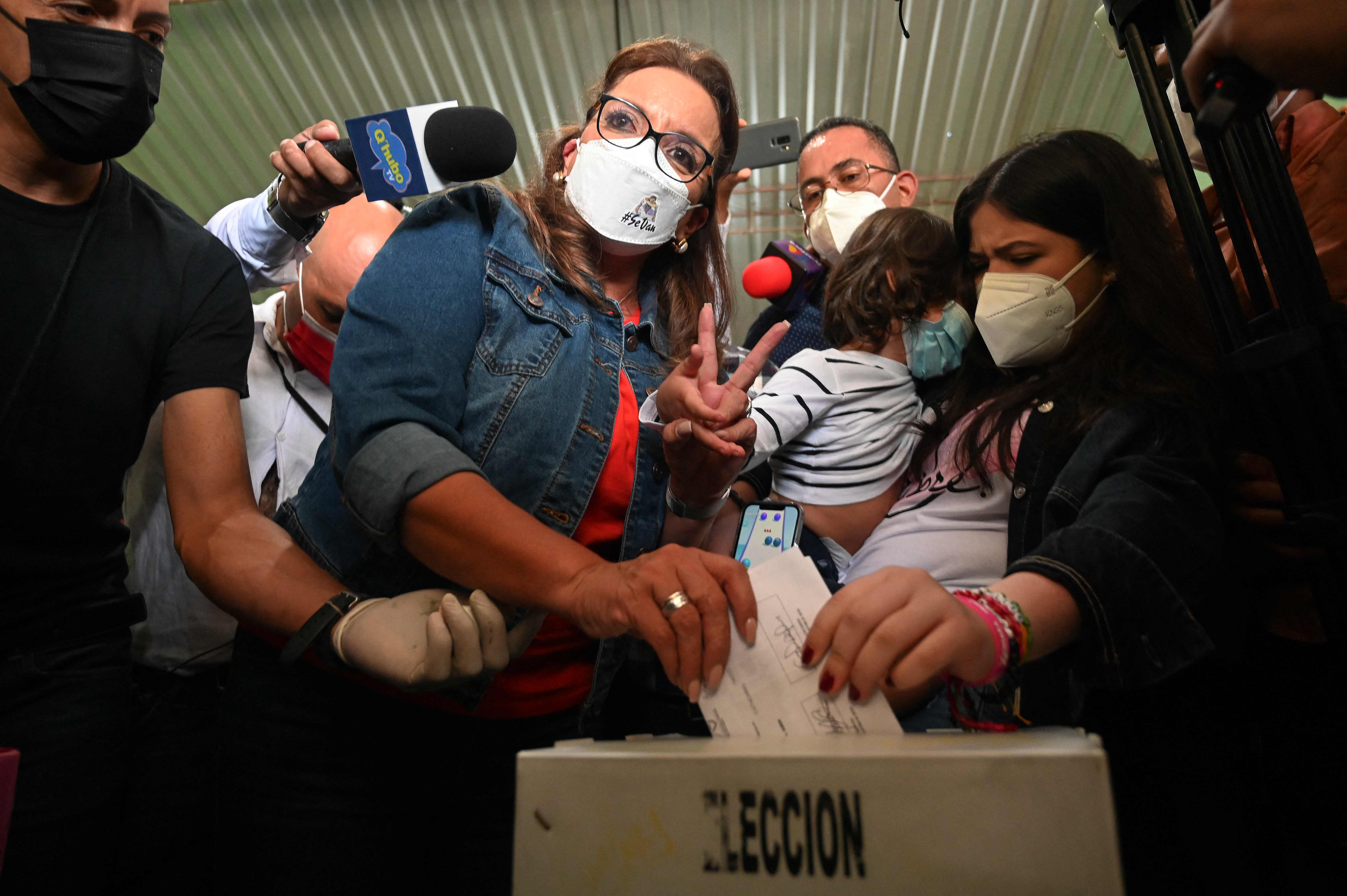 La candidata presidencial hondureña por el partido Libertad y Refundación (LIBRE), Xiomara Castro, en cabeza los resultados preliminares en las elecciones en Honduras. (Foto Prensa Libre: AFP)