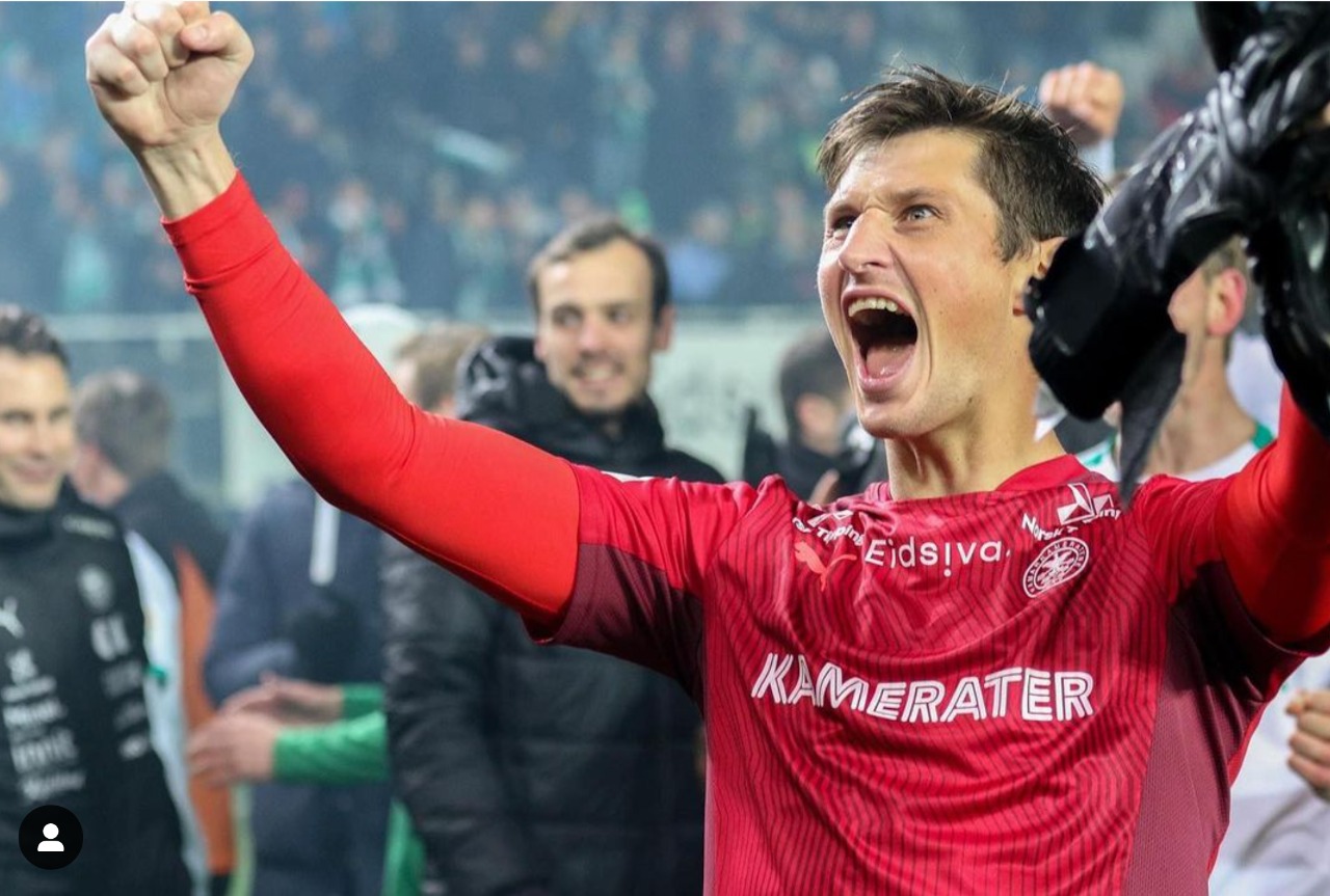 Nicholas Hagen celebra el ascenso a la Liga Mayor del Futbol de Noruega a falta de tres jornadas por disputar. Ahora buscan coronarse campeones en la Segunda División noruega. Foto Nicholas Hagen.