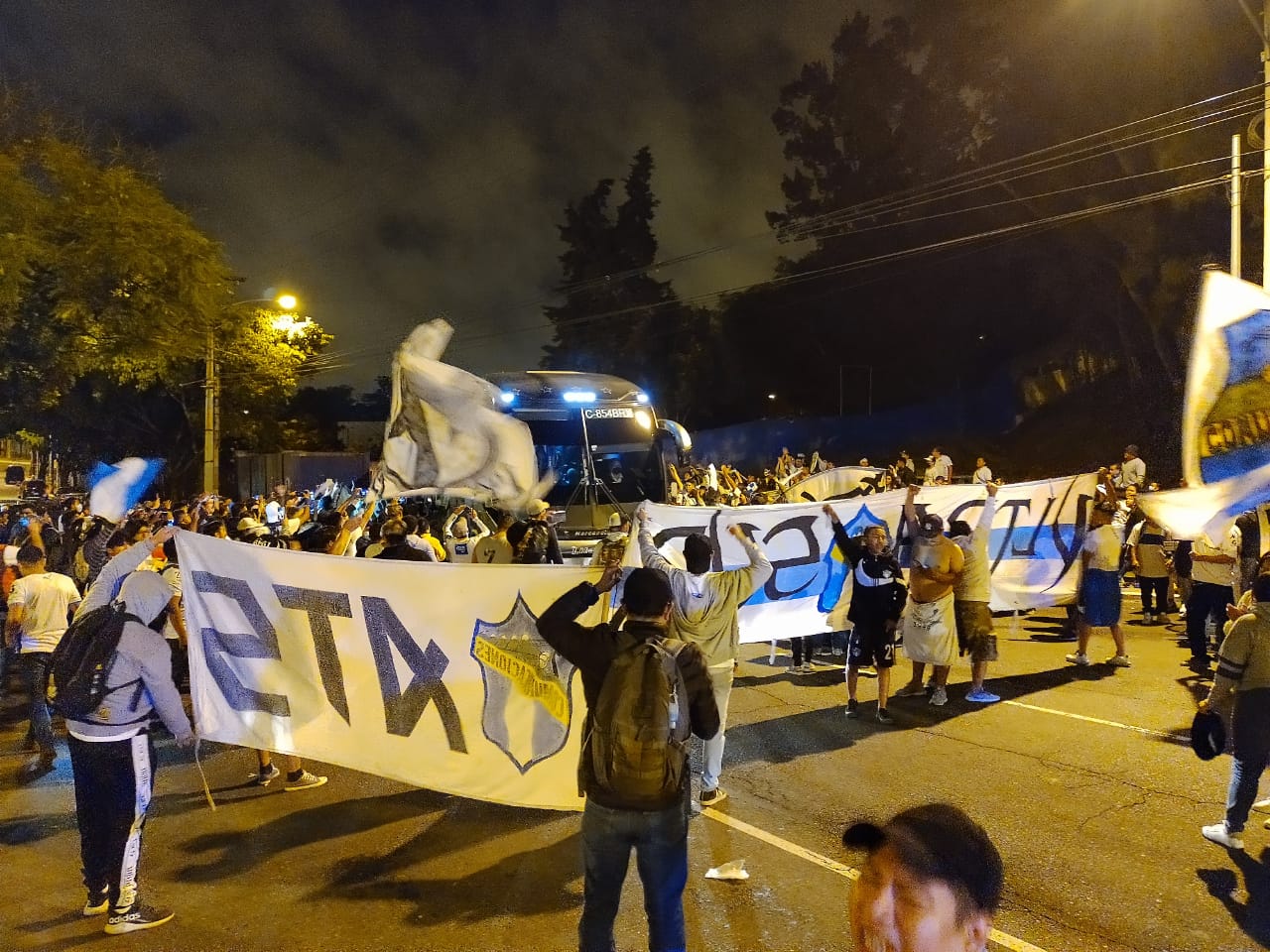 Aficionados cremas festejan el triunfo frente a Saprissa en la Liga Concacaf. (Foto Cortesía).